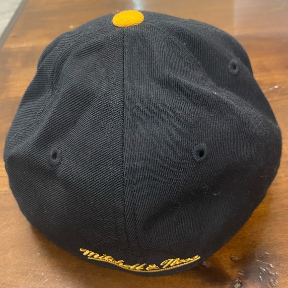 Boston Bruins fitted 6 7/8 hat - Picture 2 of 3